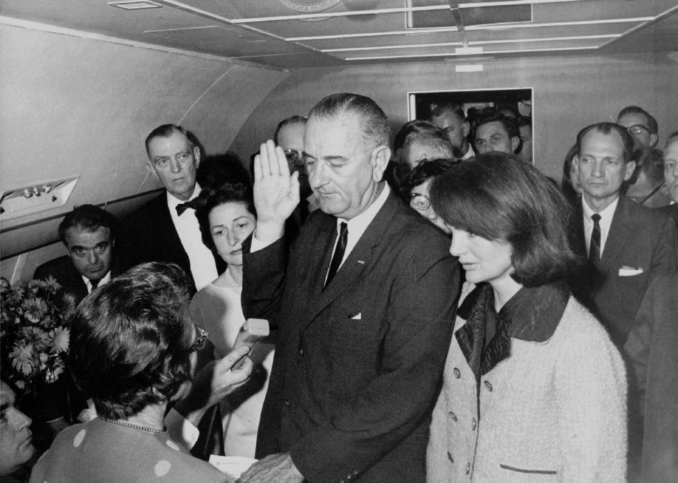 LyndonBJohnsontakingtheoathofoffice2CNovember1963jpg